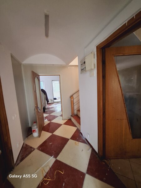 Dimitre Leonida, 3 min. metrou, vila cu 6 camere.